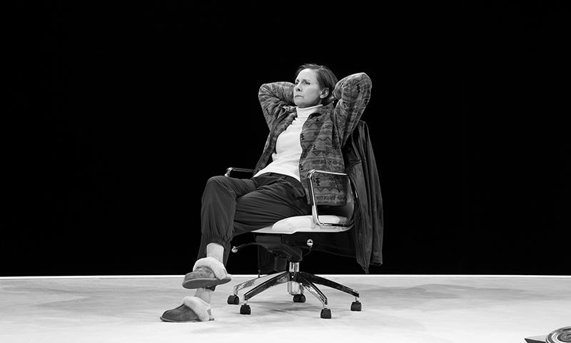 Laurie Metcalf in <i>Hillary and Clinton</i>. Photo by Julieta Cervantes.