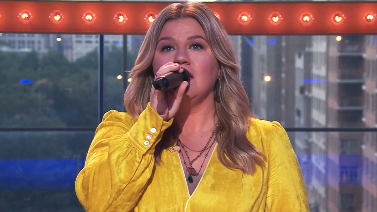 Watch Now: Kelly Clarkson Sings 