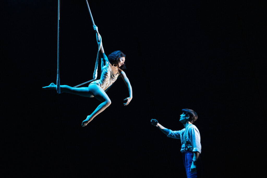 Isabelle McCalla and Grant Gustin in Water for Elephants. Photo by Matthew Murphy.